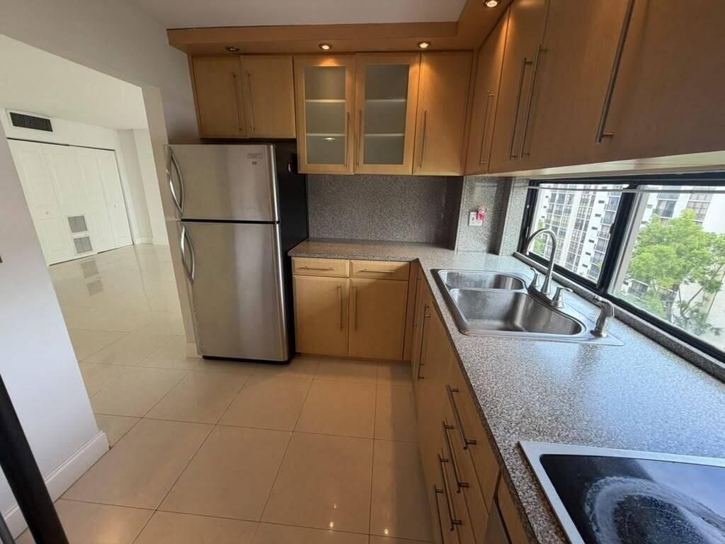 17021 N Bay Road, Sunny Isles Beach, FL 33160 Photo