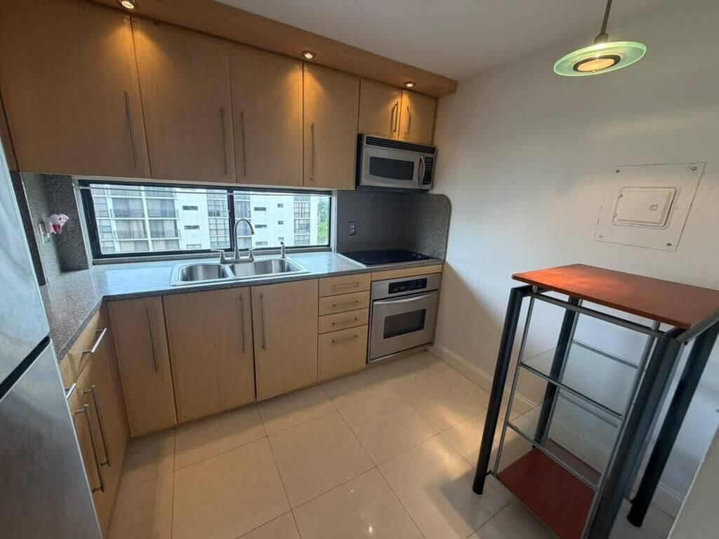 17021 N Bay Road, Sunny Isles Beach, FL 33160 Photo