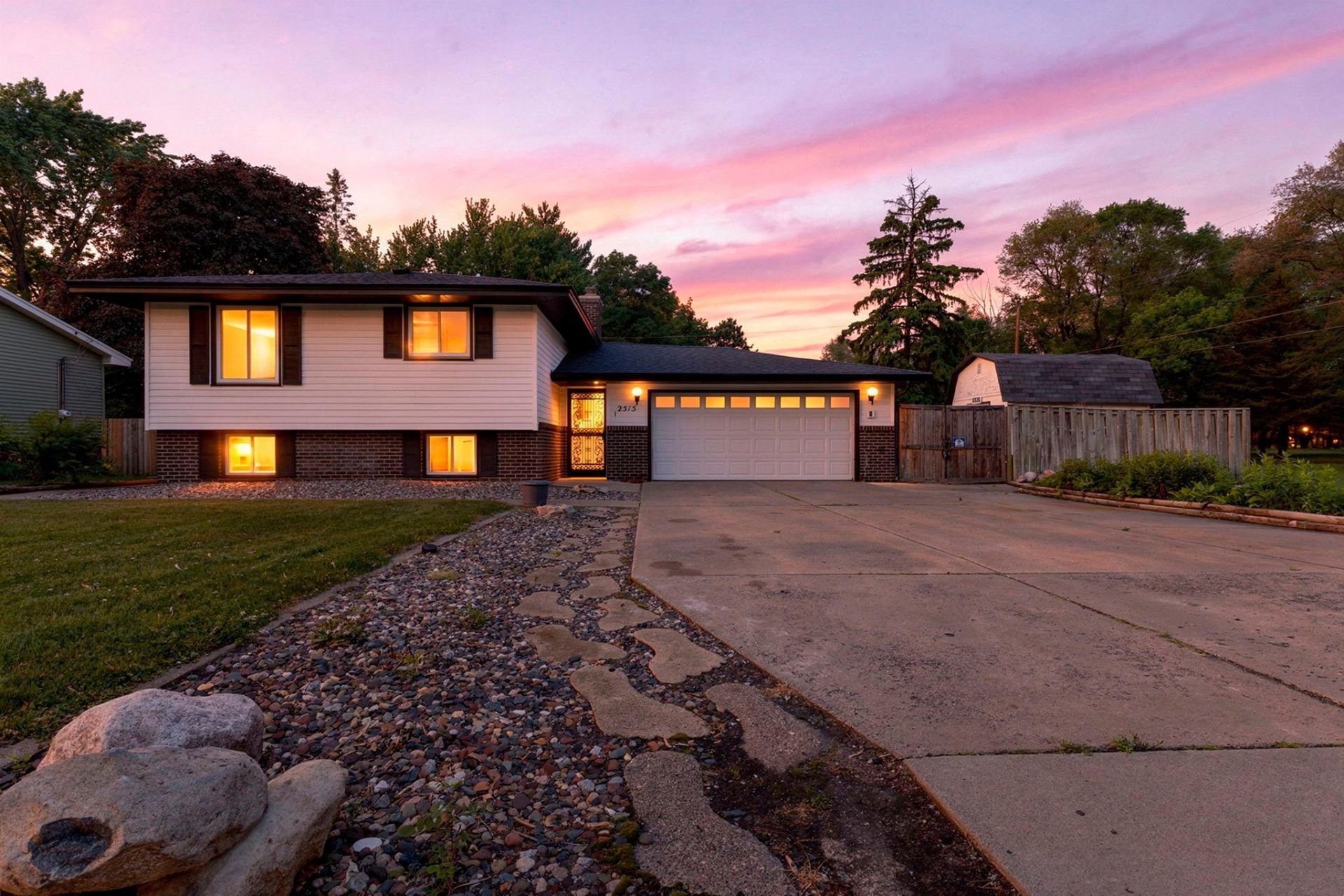 2515 Hillview Road , Mounds View, MN 55112