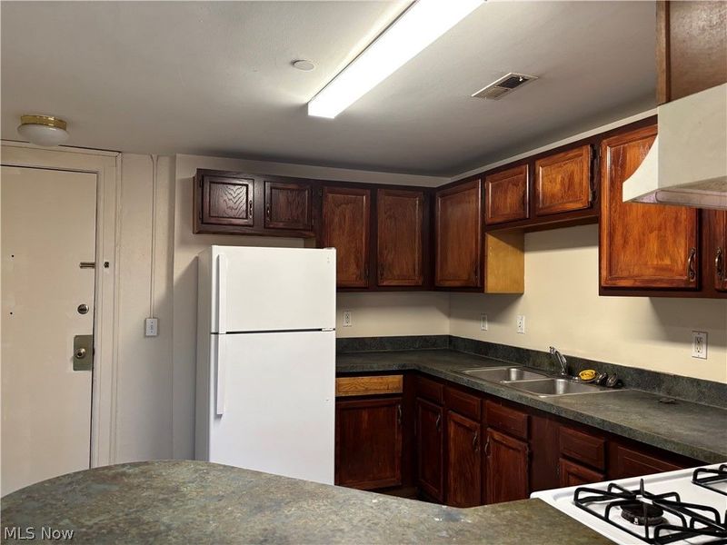 5644 Broadway Avenue, Unit 201, Cleveland, OH 44127 Photo 3