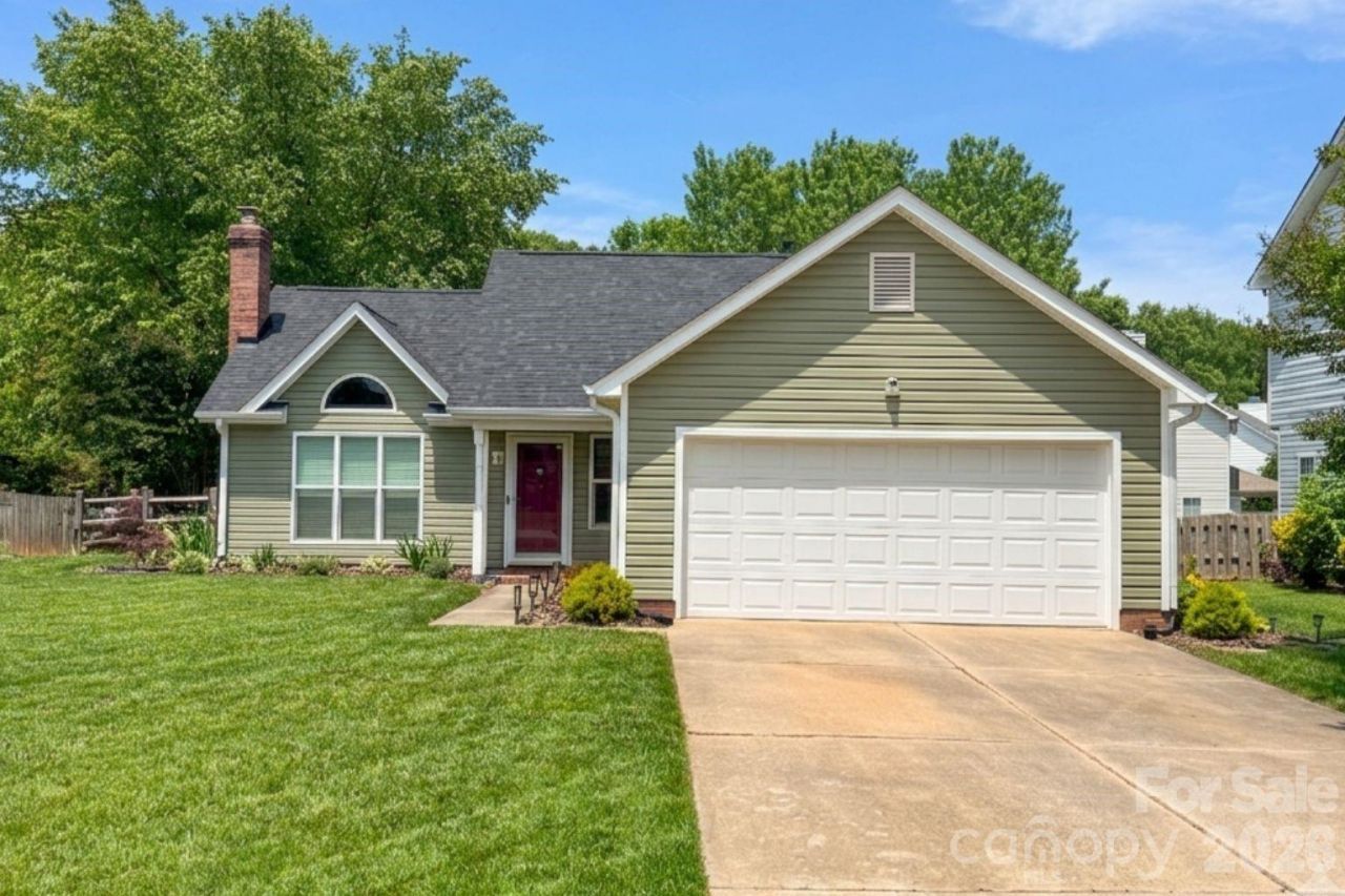 3930 Huntmeadow Drive, Charlotte, NC 28269 Main Photo