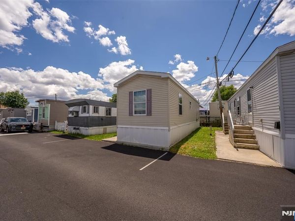47 Helen, MOONACHIE, NJ 07074