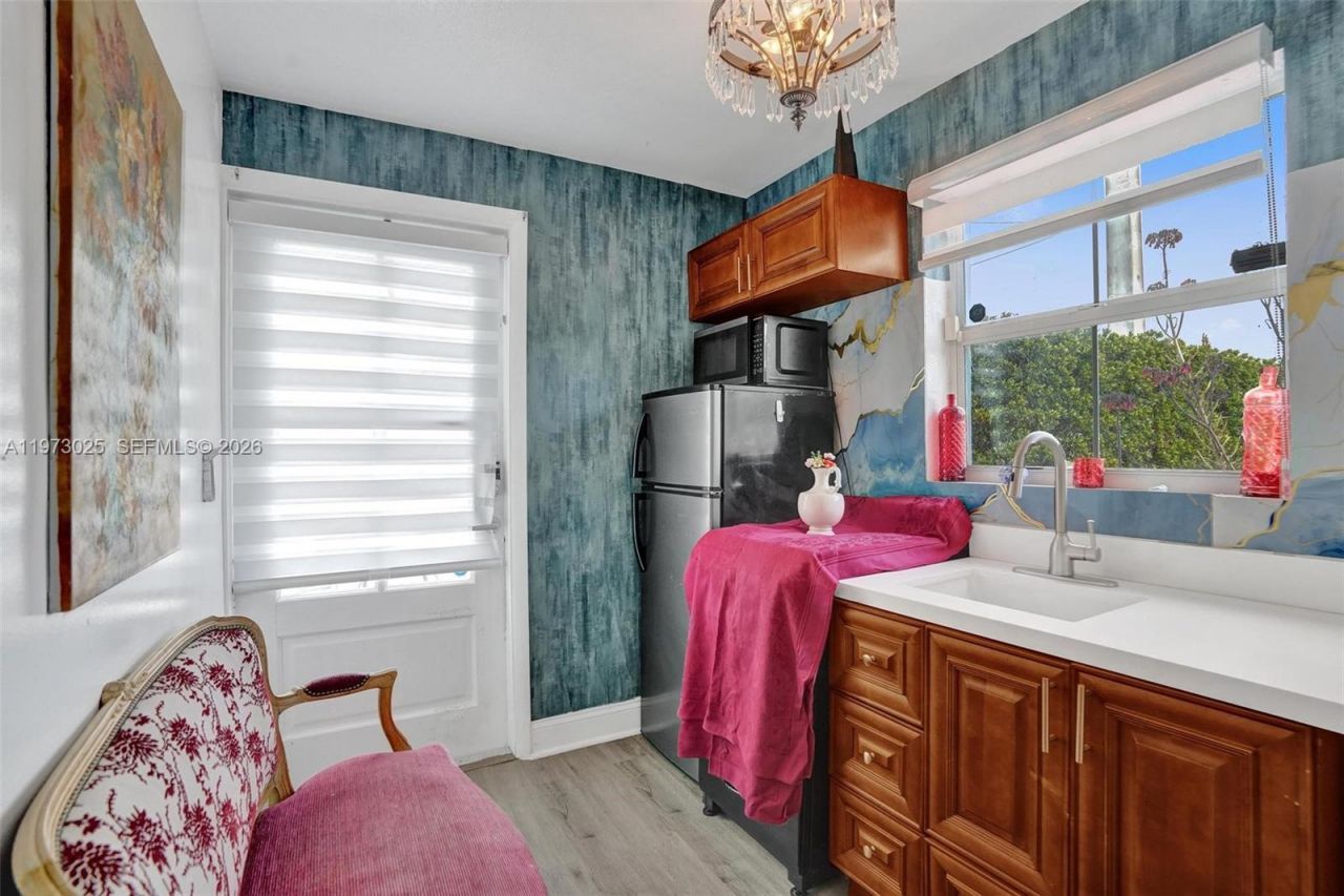 609 SW 2nd Ave , Hallandale Beach, FL 33009 Photo
