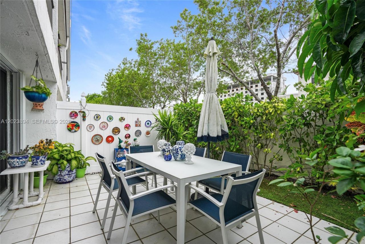 21300 San Simeon Way, Unit N5, Miami, FL 33179 Photo