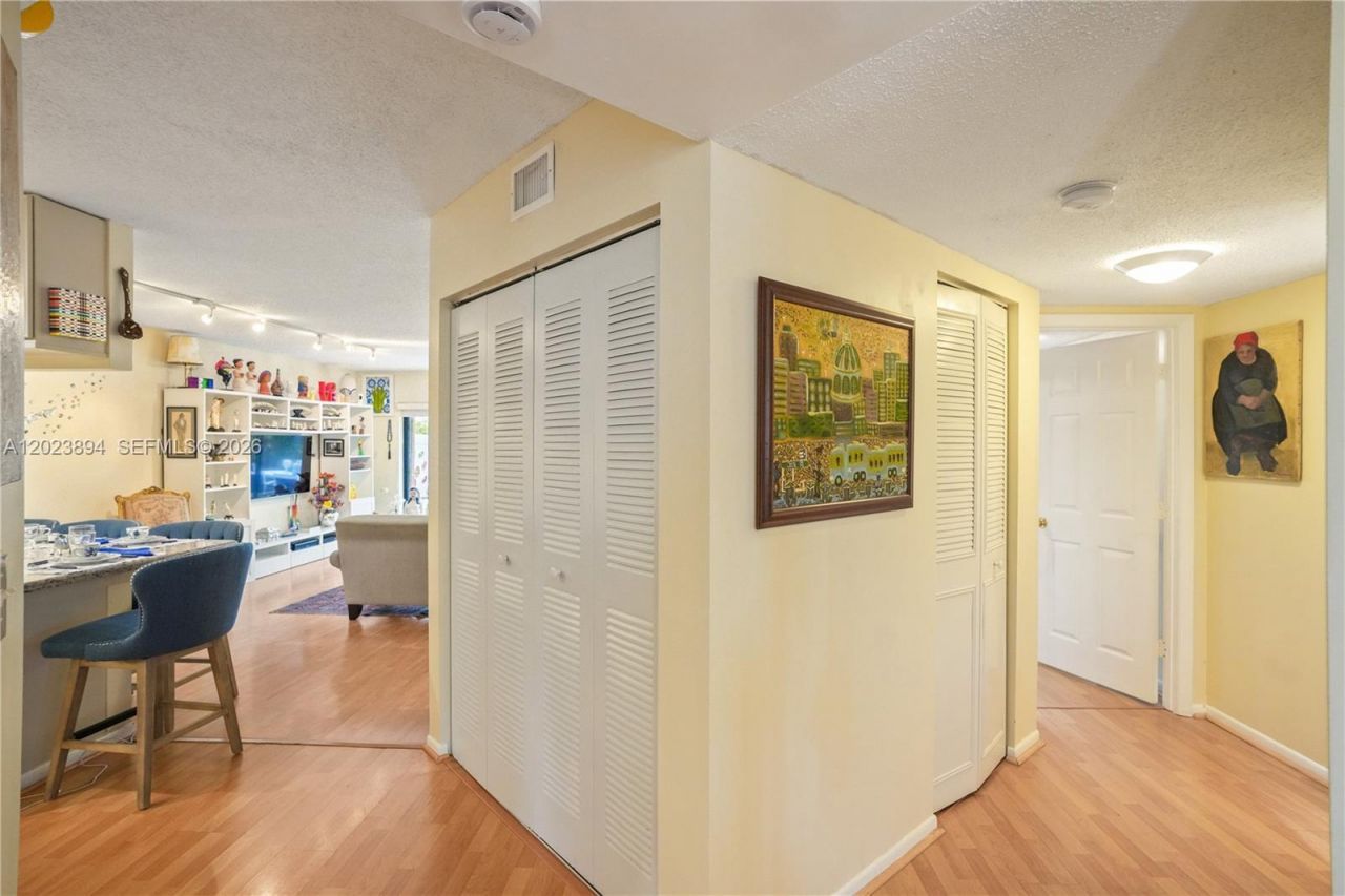 21300 San Simeon Way, Unit N5, Miami, FL 33179 Photo
