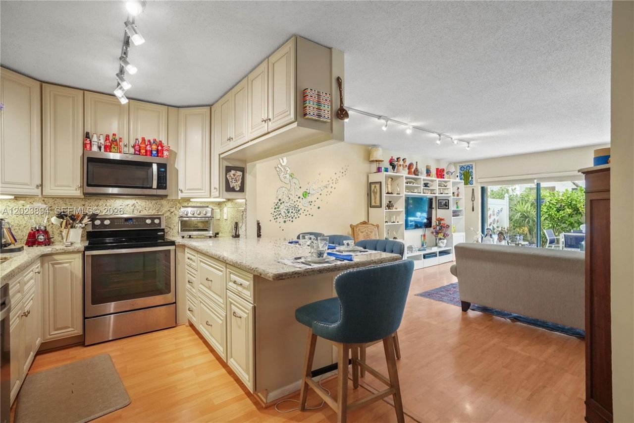21300 San Simeon Way, Unit N5, Miami, FL 33179 Photo