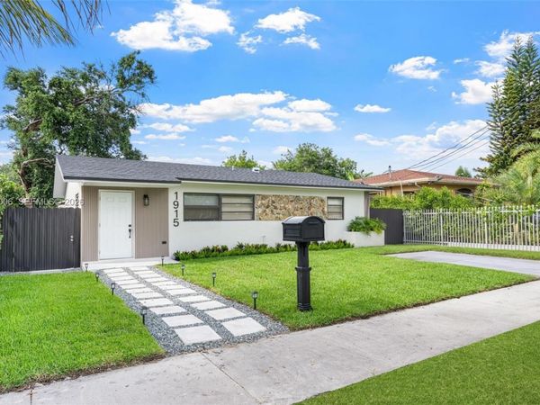 1915 NW 86th St , Miami, FL 33147