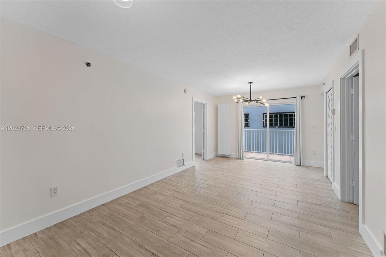 2415 NW 16th St Rd, Unit 306, Miami, FL 33125 Photo
