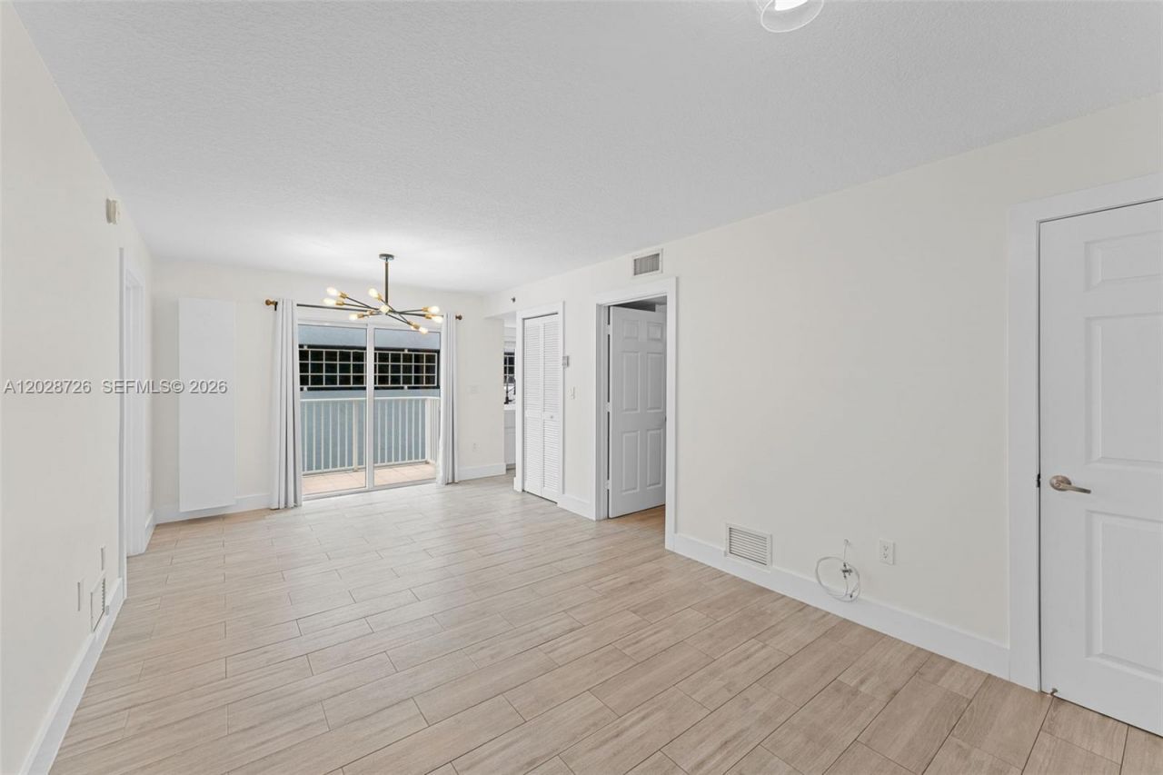 2415 NW 16th St Rd, Unit 306, Miami, FL 33125 Photo