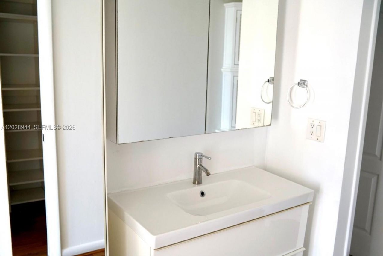 1450 Brickell Bay Dr, Unit 810, Miami, FL 33131 Photo