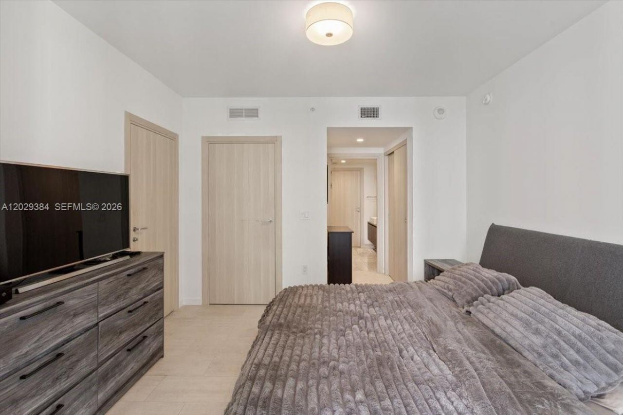 1000 Brickell Plz , Unit 3303, Miami, FL 33131 Photo