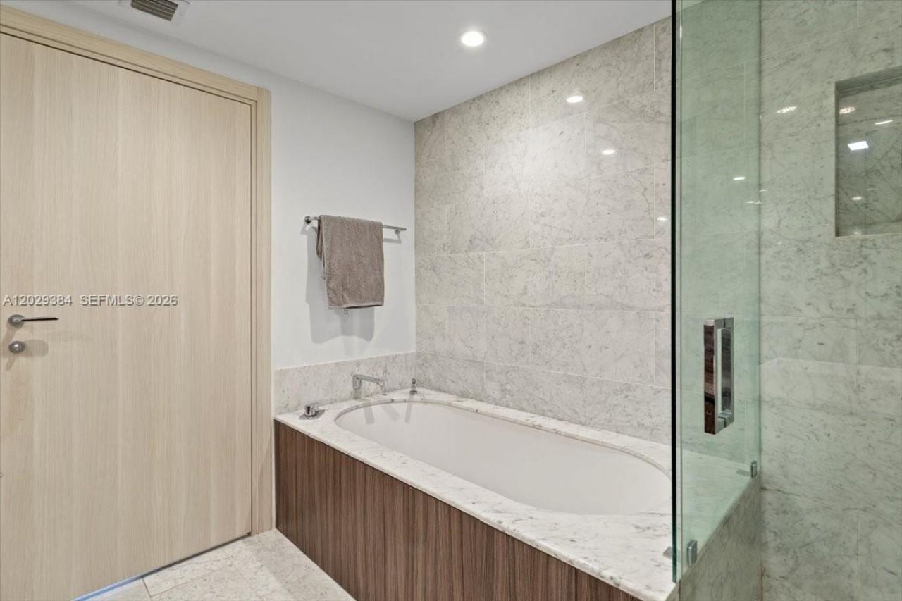 1000 Brickell Plz , Unit 3303, Miami, FL 33131 Photo