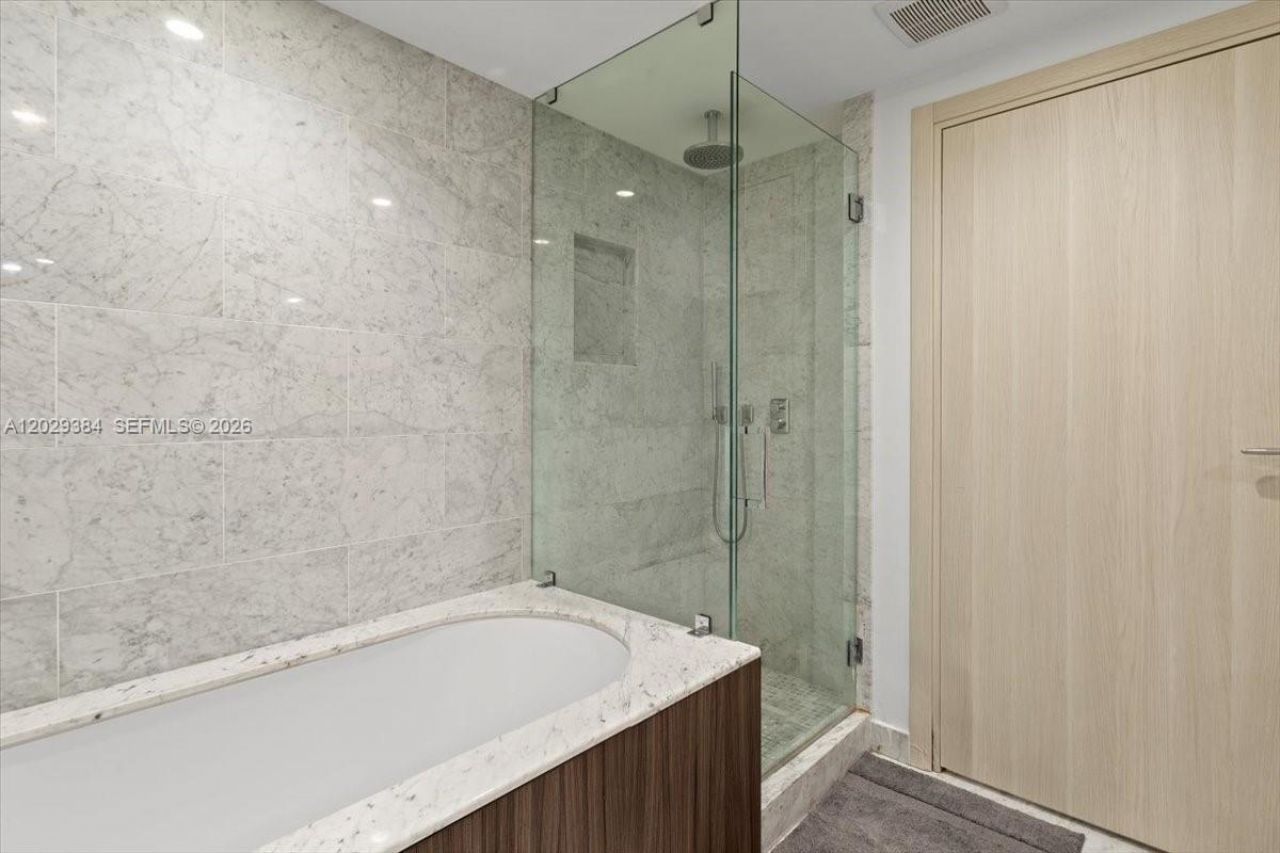 1000 Brickell Plz , Unit 3303, Miami, FL 33131 Photo