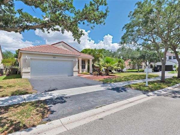 889 Sand Creek Cir, Weston, FL 33327