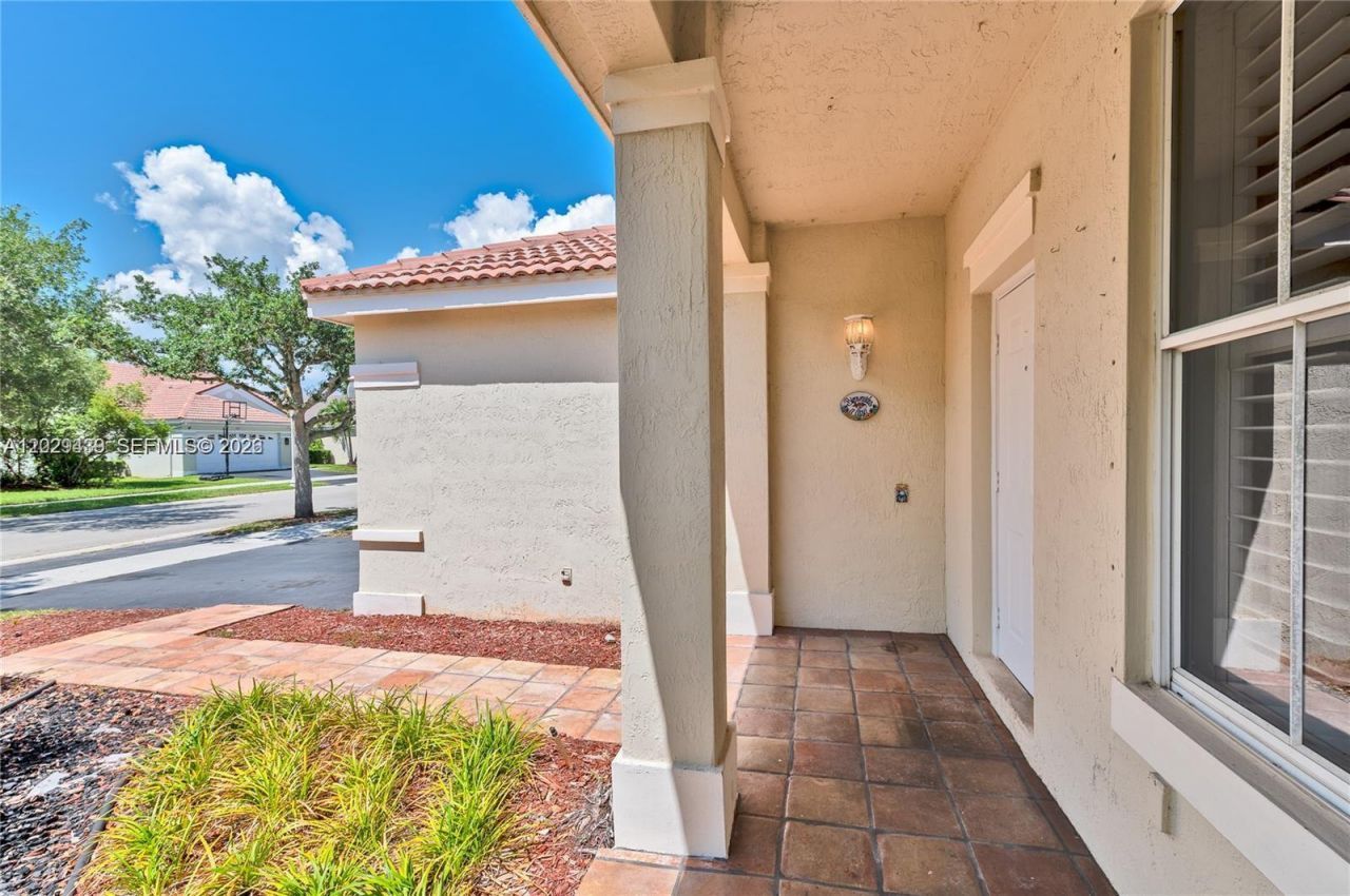 889 Sand Creek Cir, Weston, FL 33327 Photo