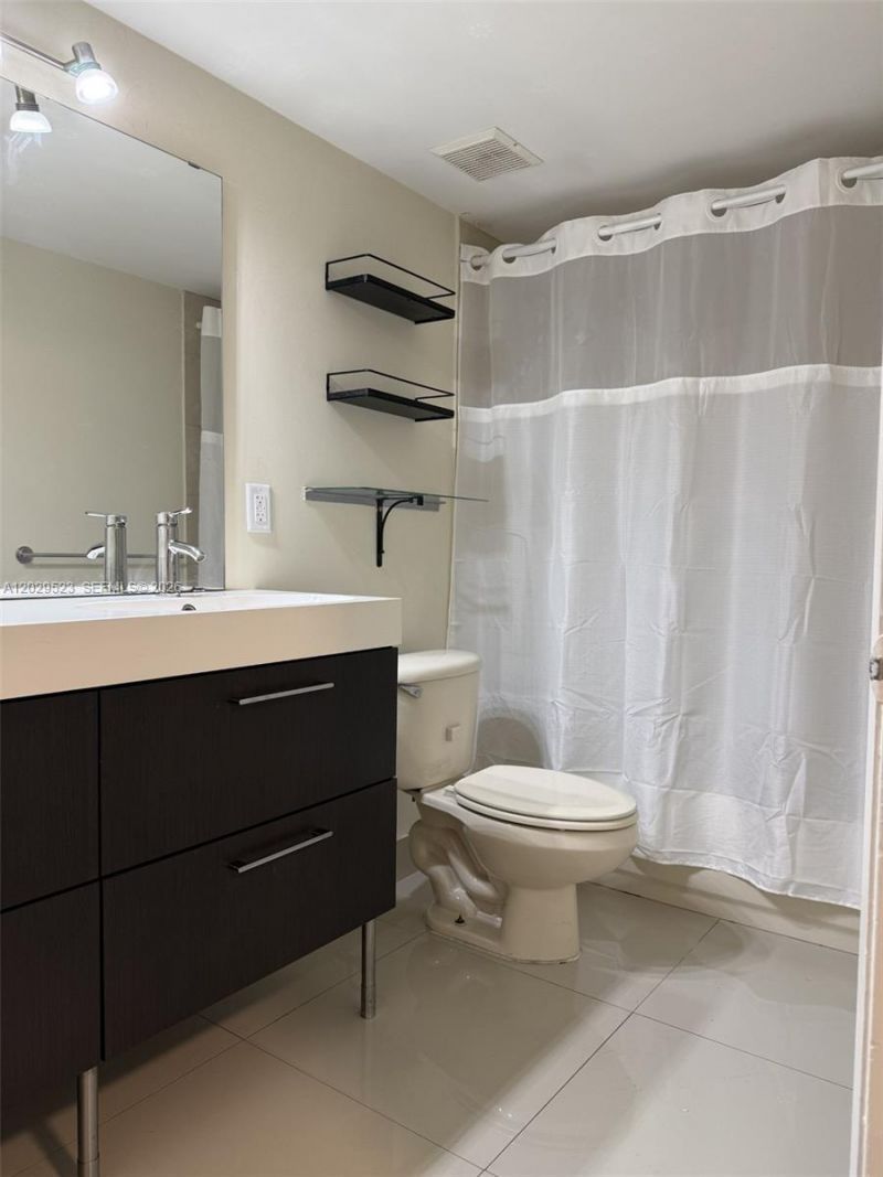 8225 Lake Dr , Unit 107, Doral, FL 33166 Photo