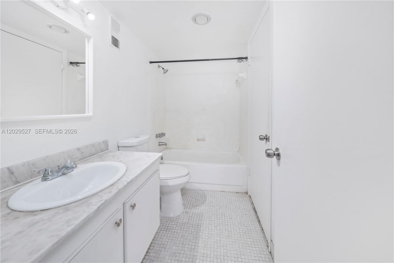 1300 NE Miami Gardens Dr , Unit 512E, Miami, FL 33179 Photo
