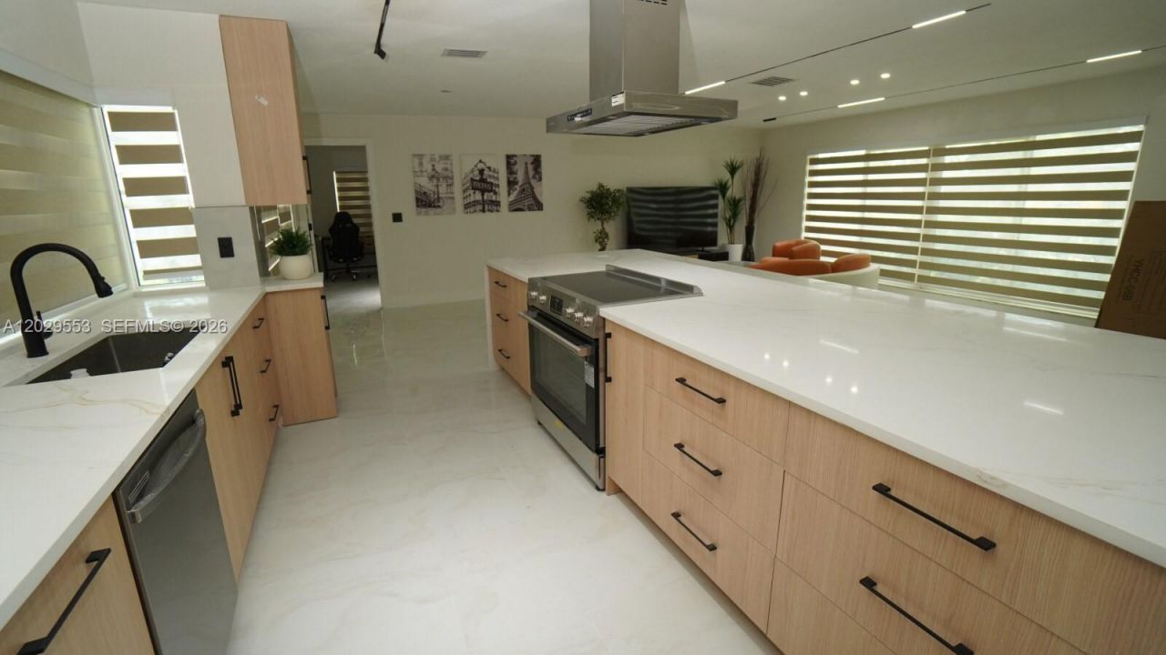 8105 NW 74th Ter, Tamarac, FL 33321 Photo