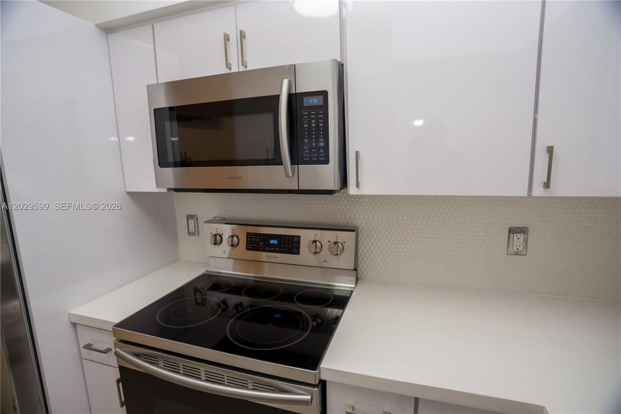 3755 NE 167th St , Unit 8, North Miami Beach, FL 33160 Photo