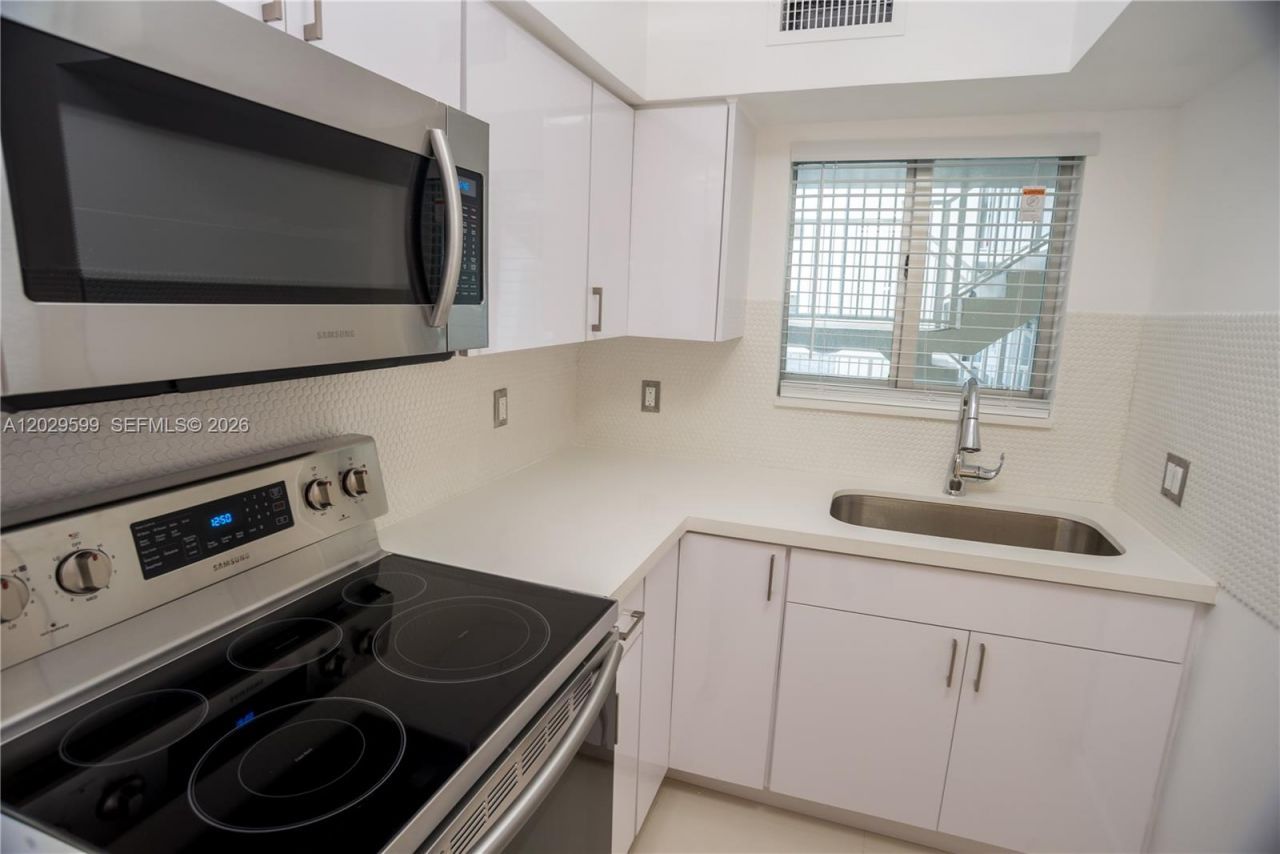 3755 NE 167th St , Unit 8, North Miami Beach, FL 33160 Photo