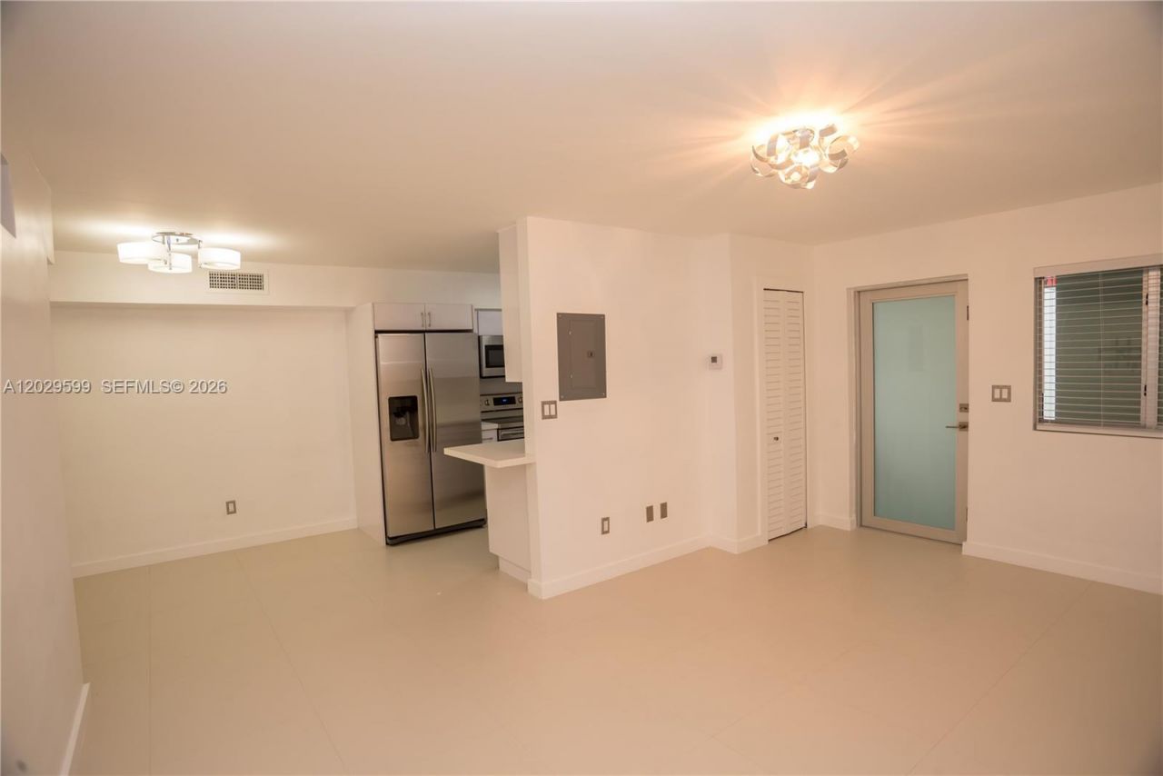 3755 NE 167th St , Unit 8, North Miami Beach, FL 33160 Photo
