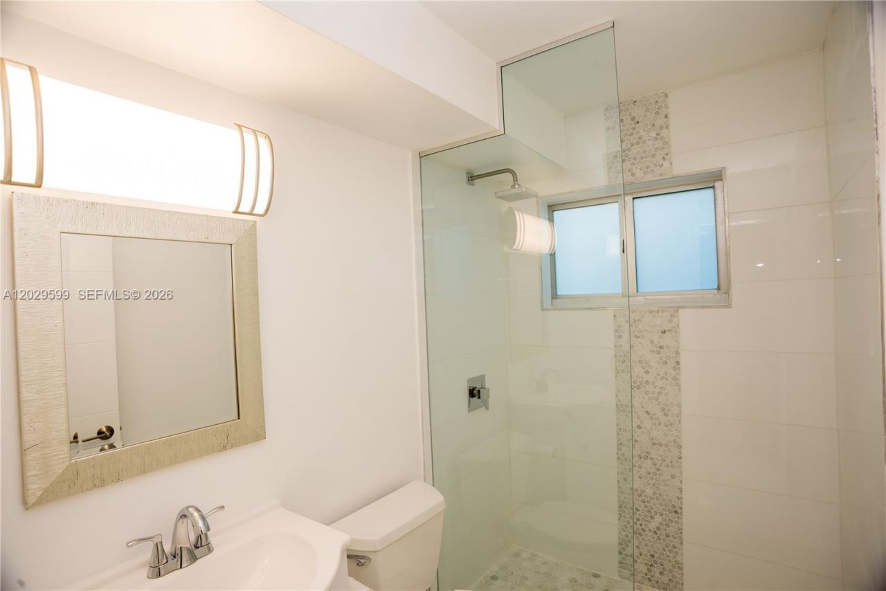 3755 NE 167th St , Unit 8, North Miami Beach, FL 33160 Photo