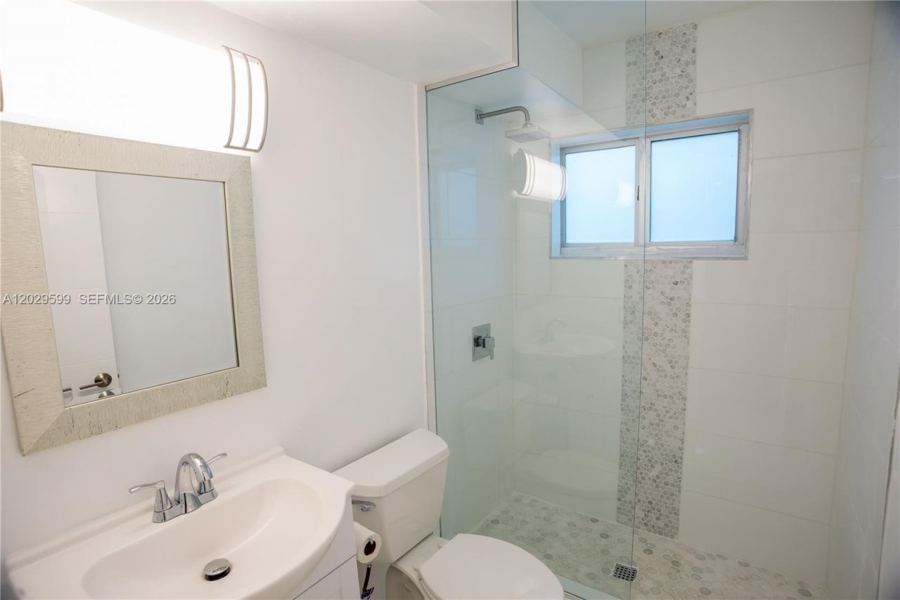 3755 NE 167th St , Unit 8, North Miami Beach, FL 33160 Photo