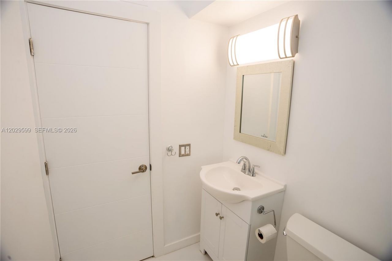 3755 NE 167th St , Unit 8, North Miami Beach, FL 33160 Photo