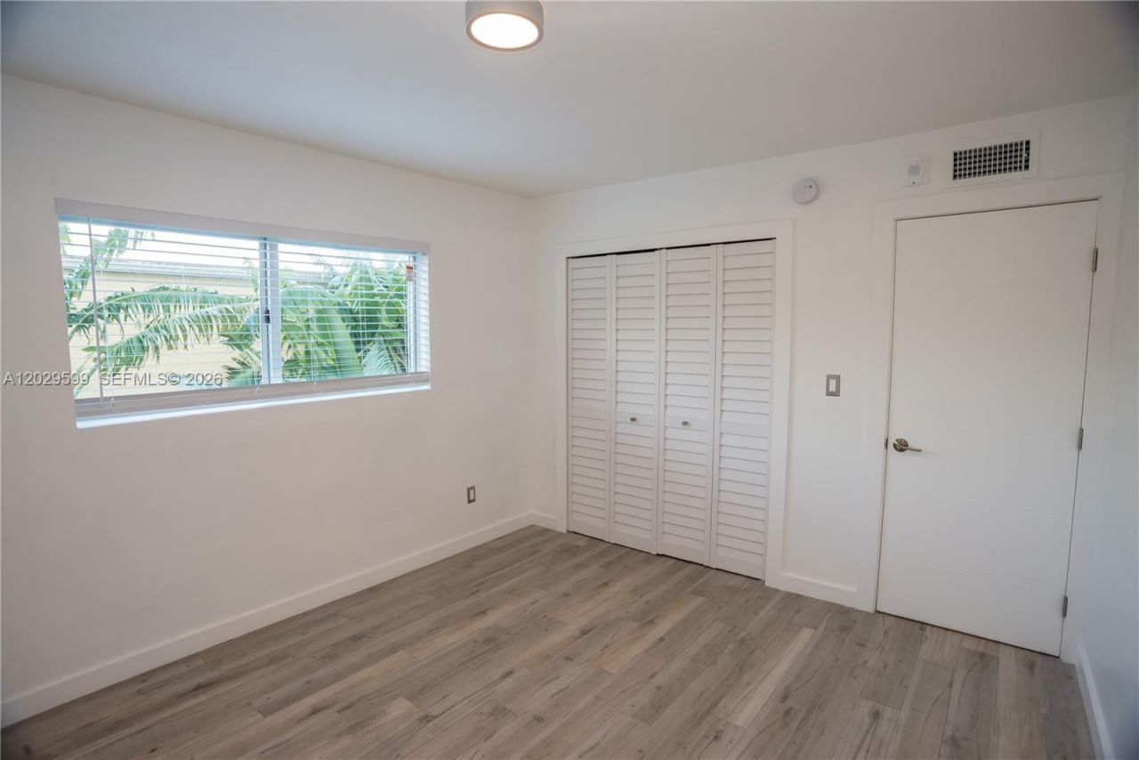 3755 NE 167th St , Unit 8, North Miami Beach, FL 33160 Photo