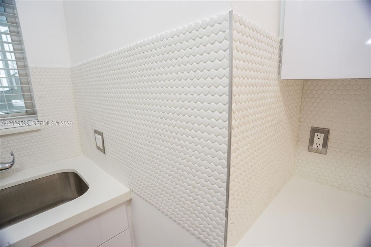3755 NE 167th St , Unit 8, North Miami Beach, FL 33160 Photo