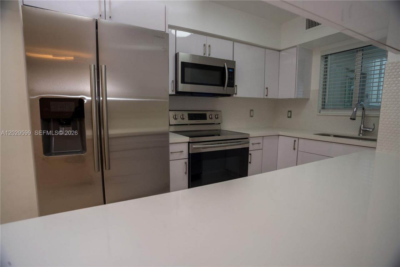 3755 NE 167th St , Unit 8, North Miami Beach, FL 33160 Photo