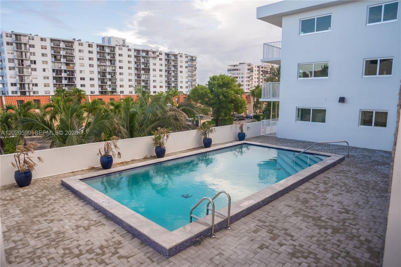 3755 NE 167th St , Unit 8, North Miami Beach, FL 33160 Photo