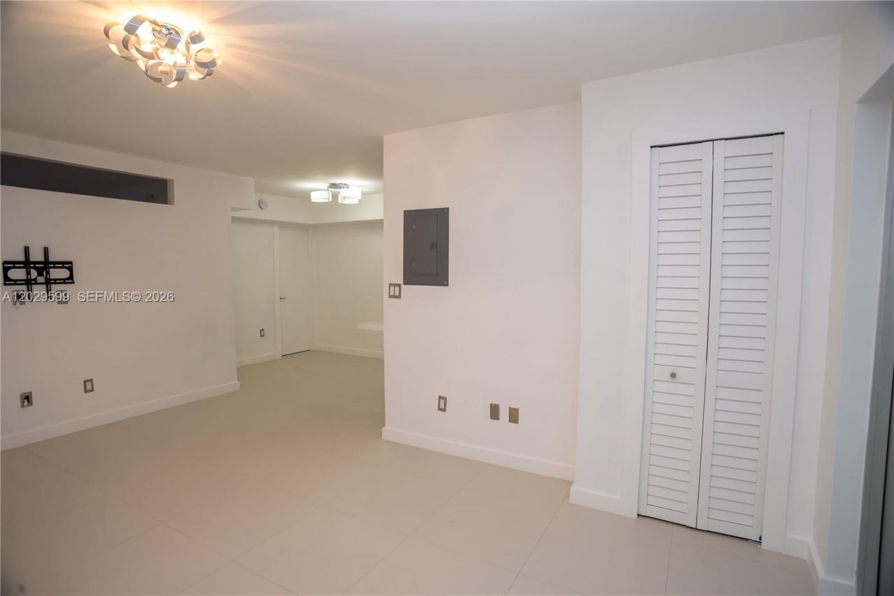 3755 NE 167th St , Unit 8, North Miami Beach, FL 33160 Photo