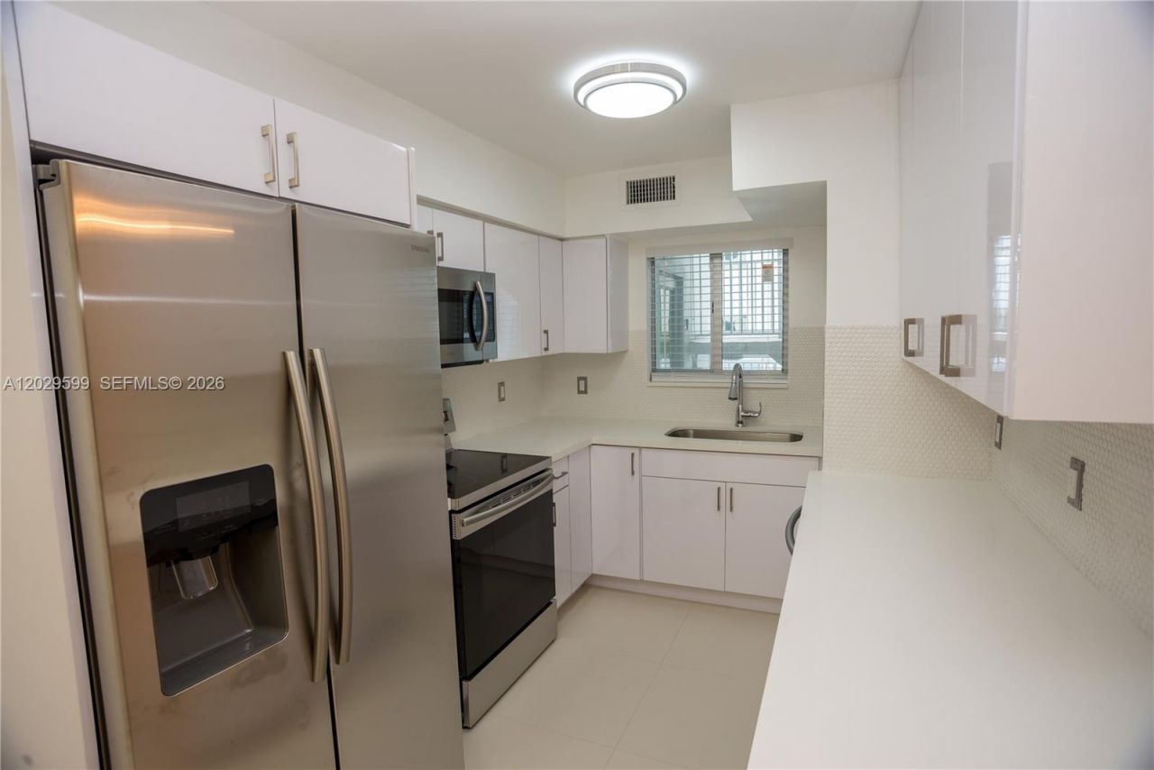 3755 NE 167th St , Unit 8, North Miami Beach, FL 33160 Photo
