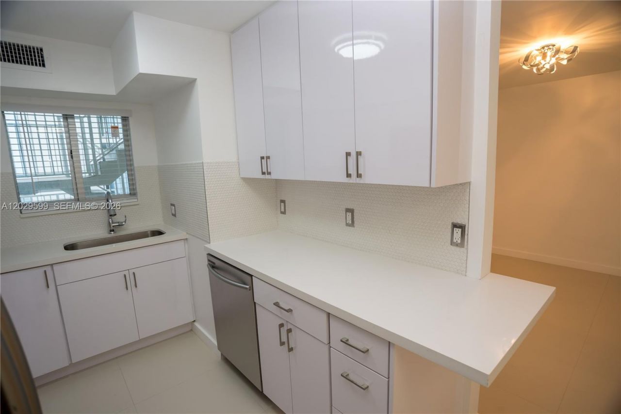 3755 NE 167th St , Unit 8, North Miami Beach, FL 33160 Photo