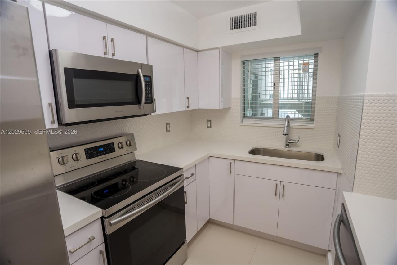 3755 NE 167th St , Unit 8, North Miami Beach, FL 33160 Photo
