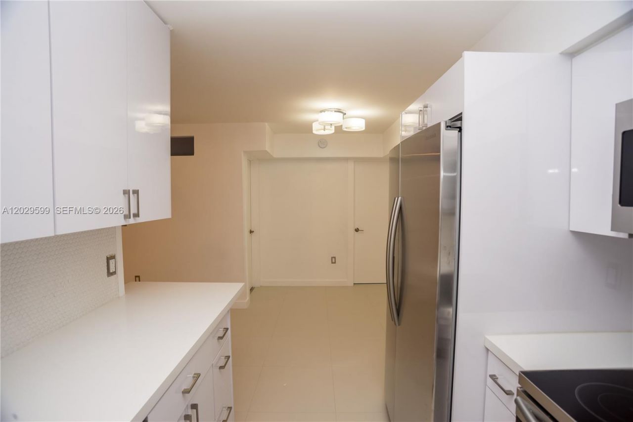 3755 NE 167th St , Unit 8, North Miami Beach, FL 33160 Photo