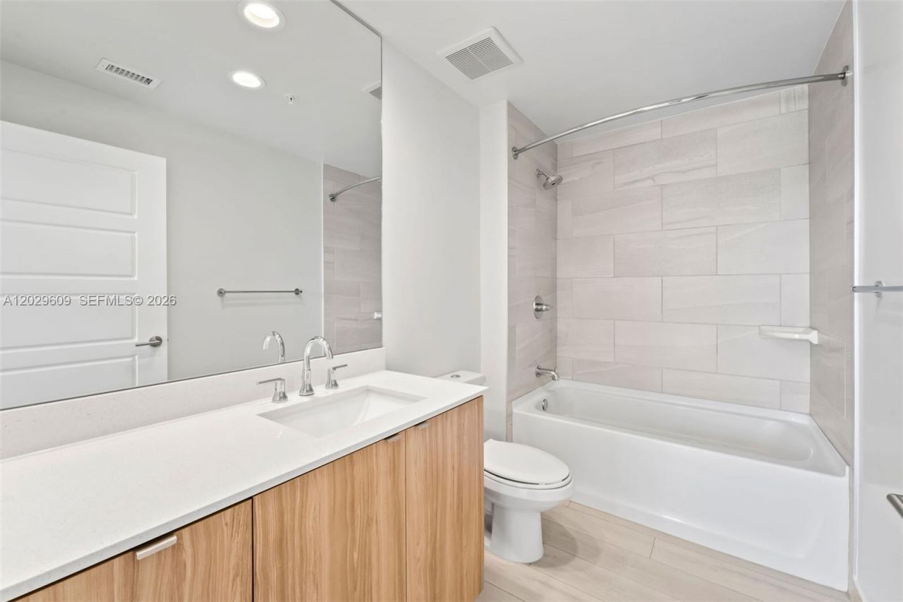 555 NE 8th St , Unit 0506, Fort Lauderdale, FL 33304 Photo