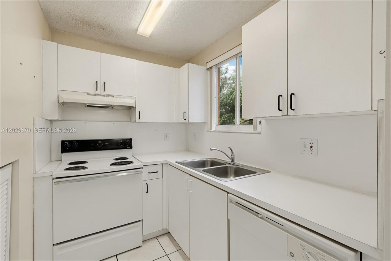 8185 NW 8th St , Unit F5, Miami, FL 33126 Photo