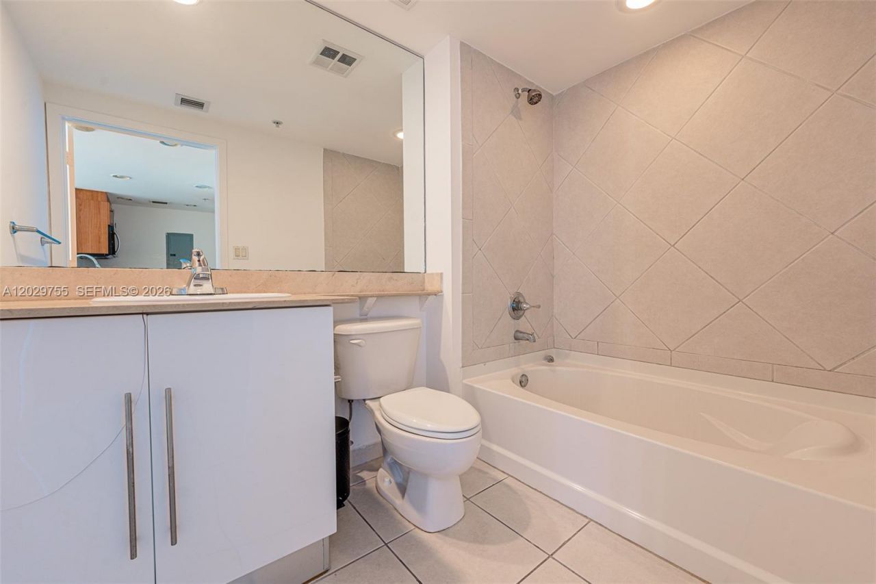 325 S Biscayne Blvd , Unit 2020, Miami, FL 33131 Photo