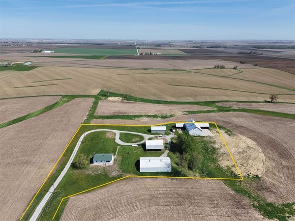2395 Benton-Iowa Rd. , Marengo, IA 52301