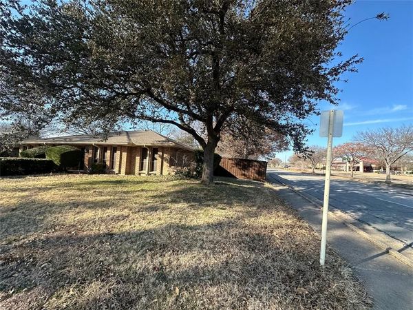1053 Cloverdale Lane, DeSoto, TX 75115