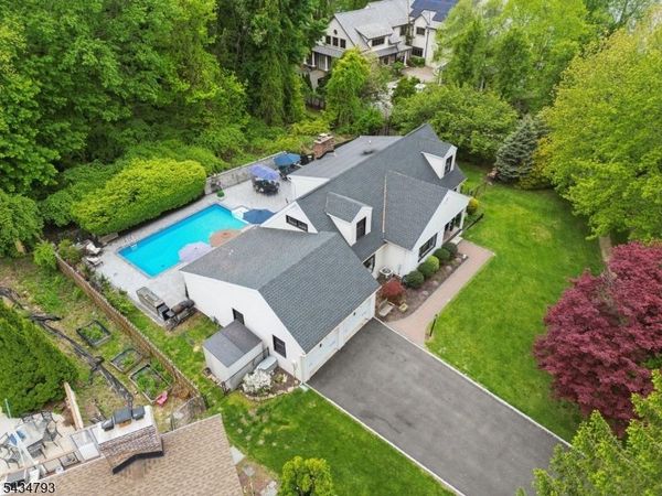 11 Auriemma Ct, Roxbury, NJ 07850