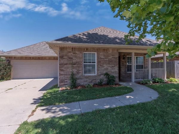 913 SW 16th Street, Moore, OK 73160
