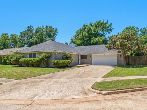 817 N Platt Circle, Moore, OK 73170