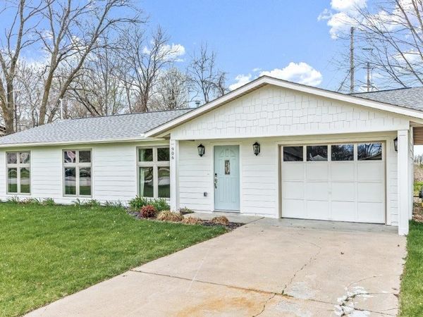 906 SE G Street , Bentonville, AR 72712