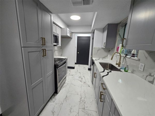 715 N Deerfield Circle, Arlington, TX 76015