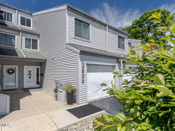 2526 W Village Drive, Toledo, OH 43614