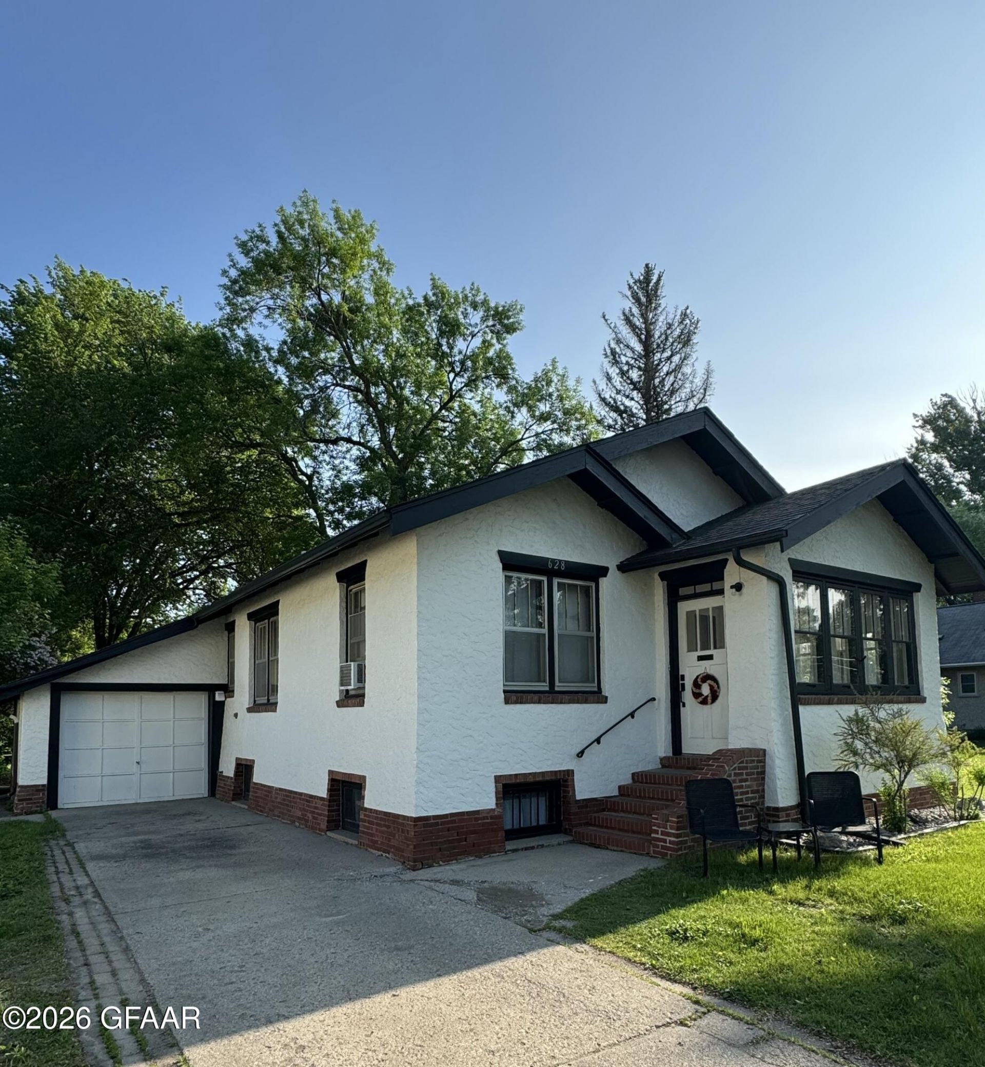 628 13th Avenue S, Grand Forks, ND 58201 Main Photo