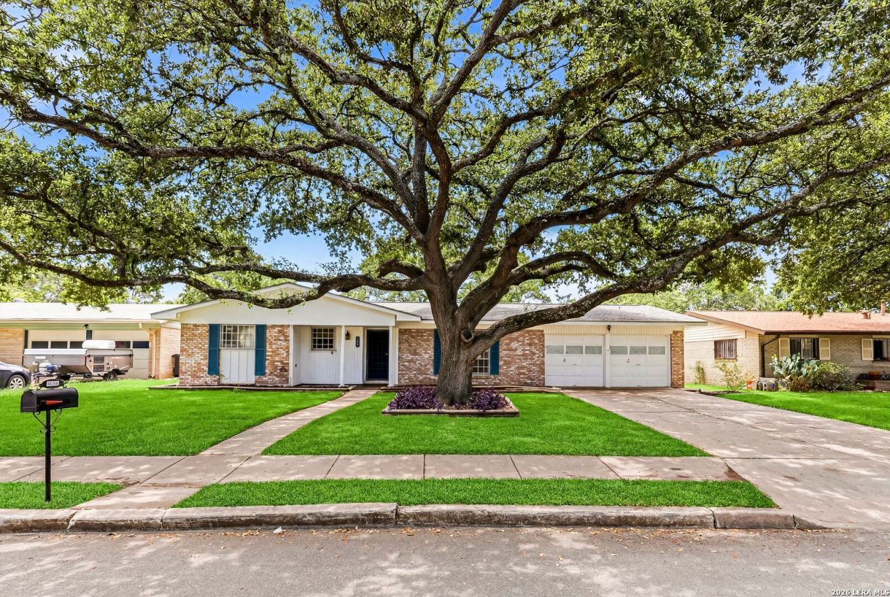 4406 Hall Park Dr, San Antonio, TX 78218 Main Photo